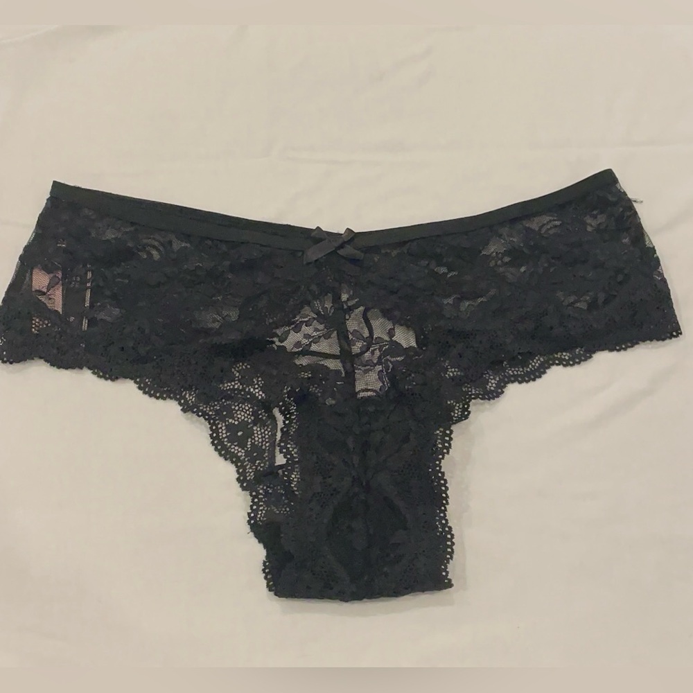 NEW WITH TAGS VICTORIA’S SECRET SIZE M CHEEKY BLACK FLORAL LACE WITH CUT-OUT